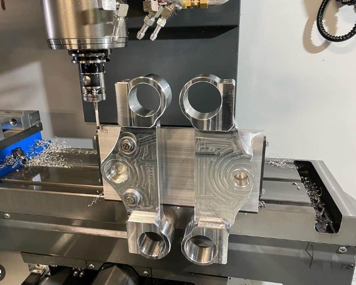 peça sendo usinada por CNC